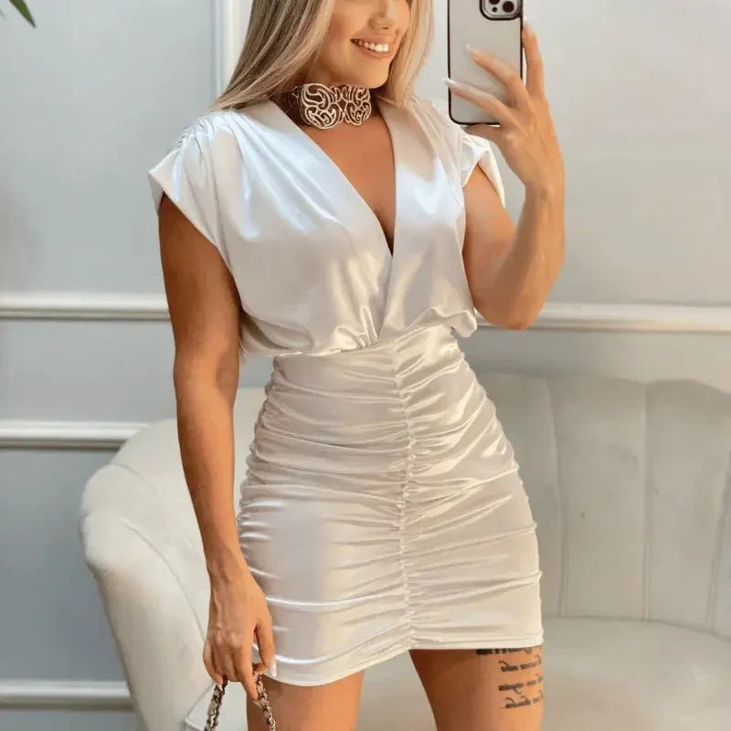 Vestido Feminino Curto Justo com Franzido e Manga Morcego – Moda Festa em Tecido Brilhoso
